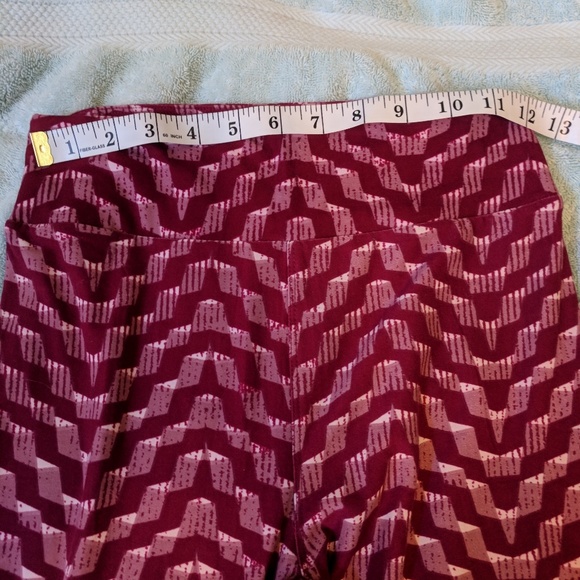 NWOT LULAROE WAVES ONE SIZE LEGGINGS. - Picture 6 of 7